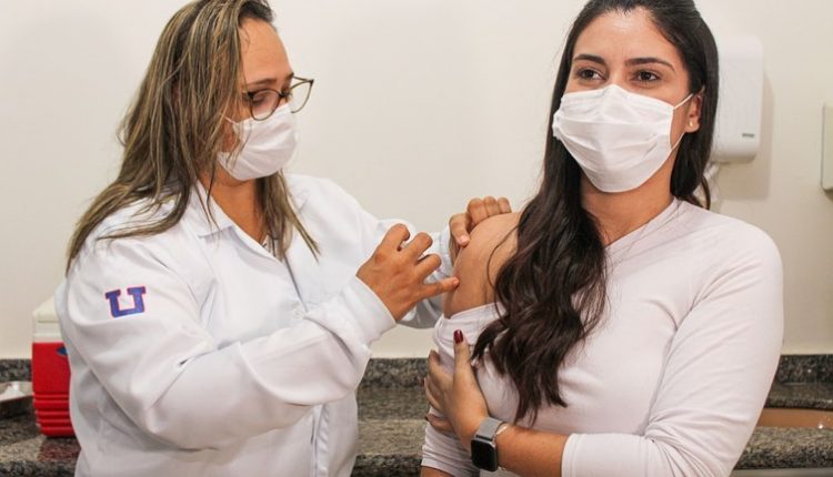 Em meio à polêmica dos fura-fila, secretária posta foto sendo vacinada contra Covid em MS