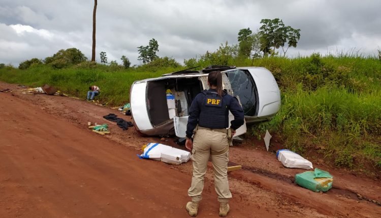 Traficante tenta fugir da PRF e capota carro com maconha e haxixe marroquino