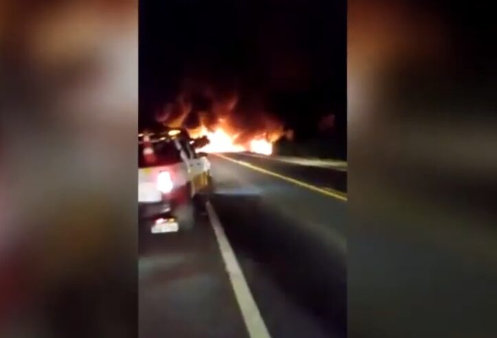 Ônibus de viagem que levava 41 passageiros é destruído por incêndio na BR-163