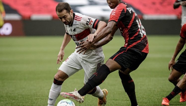 Flamengo perde para o Athletico-PR e fica mais longe da liderança do Brasileirão