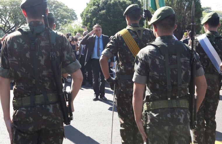 Em discurso, Bolsonaro cita possibilidade de novas trocas de comando