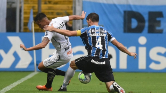 Em jogo com três pênaltis e ‘gol relâmpago’, Santos marca nos acréscimos e empata com o Grêmio