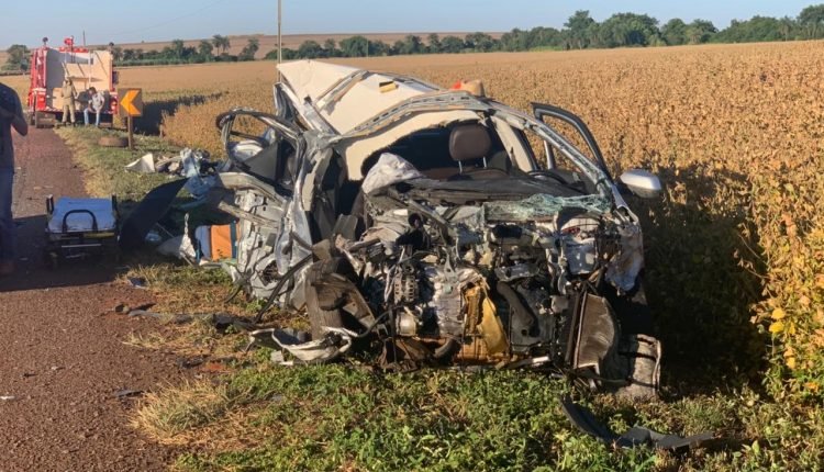 Carro fica totalmente destruído após colisão frontal com caminhão em rodovia de MS