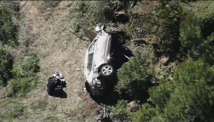 Estrela do golfe, Tiger Woods despenca com carro de penhasco e é socorrido nos EUA