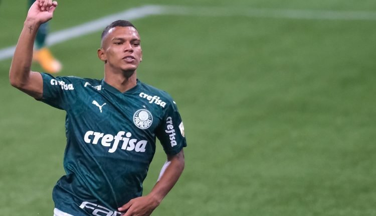 Palmeiras corta Gabriel Veron por lesão e inscreve Lucas Esteves no Mundial