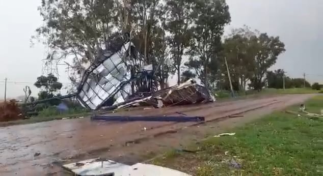 Temporal alaga cidade de MS e leva até teto da PRF