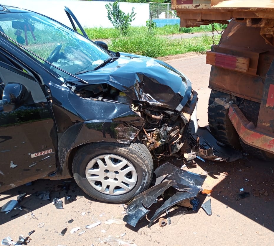 Mulher passa mal ao volante e bate carro em carreta