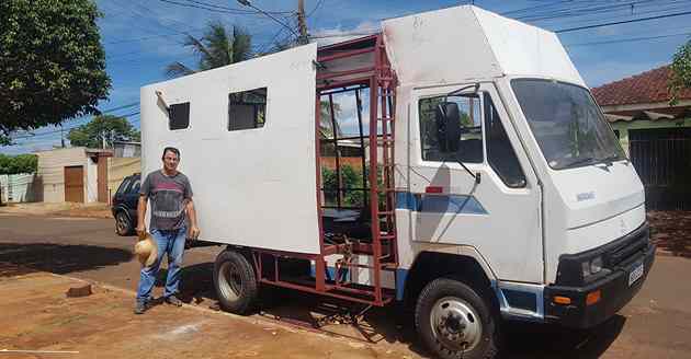 Mecânico transforma micro-ônibus de 1989 em motorhome para viajar a América Latina