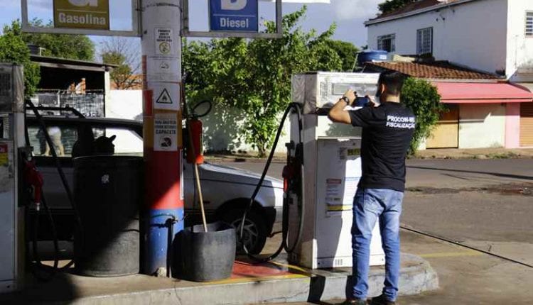 Reinaldo ignora isenção de Bolsonaro e mantém ICMS sobre diesel e gás de cozinha em MS