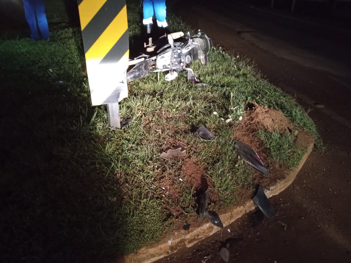 Motociclista fica ferido na rotatória da BR 060 e é transferido para Campo Grande