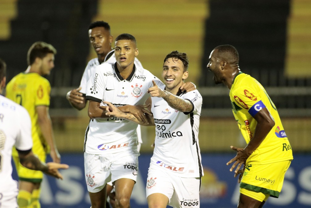 Corinthians passa sufoco, mas bate Retrô nos pênaltis e avança na Copa do Brasil