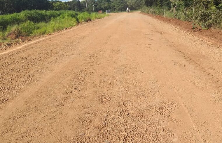 Prefeitura Municipal através da Secretaria de Obras está  reformando a Estrada denominada Sete Placas.