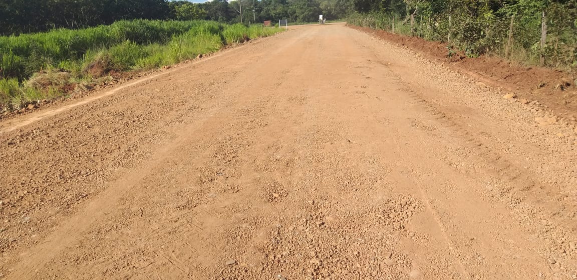 Prefeitura Municipal através da Secretaria de Obras está  reformando a Estrada denominada Sete Placas.