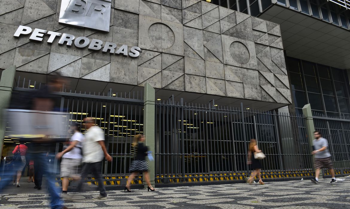 Petrobras anuncia redução do preço da gasolina nas refinarias