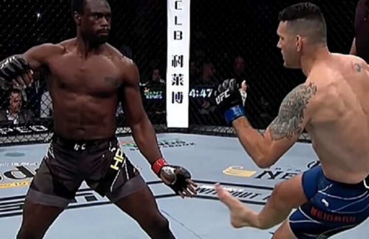 Weidman divulga raio-X ‘chocante’ depois de grave lesão no UFC 261 e imagem impressiona