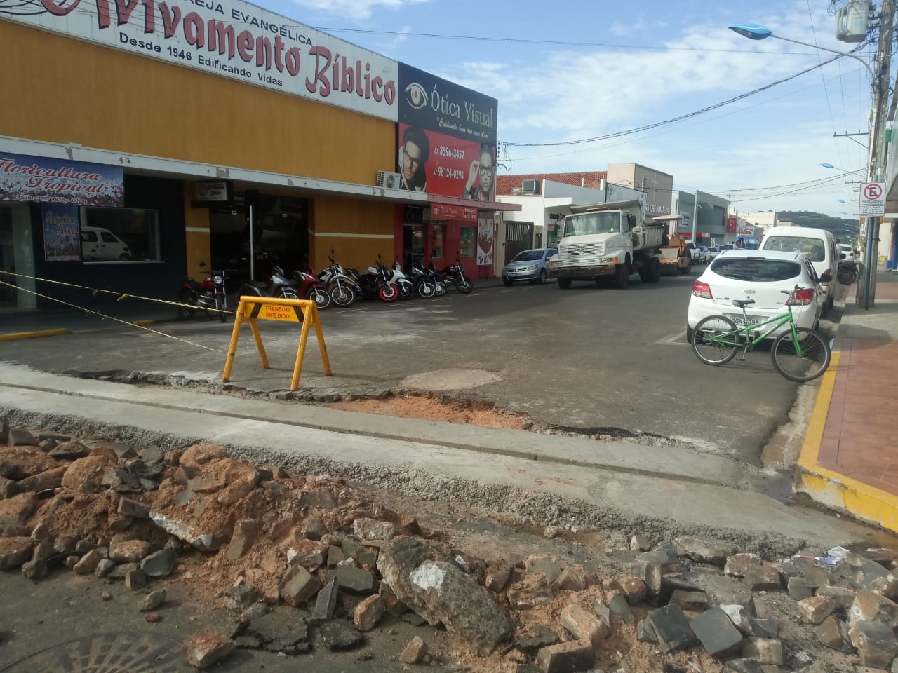 Prefeitura realiza reestruturação de canaletas nas ruas da cidade