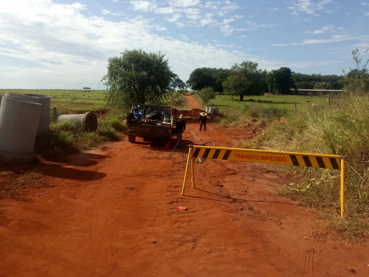 Prefeitura realiza construção de Tubulação sobre o córrego Saltinho