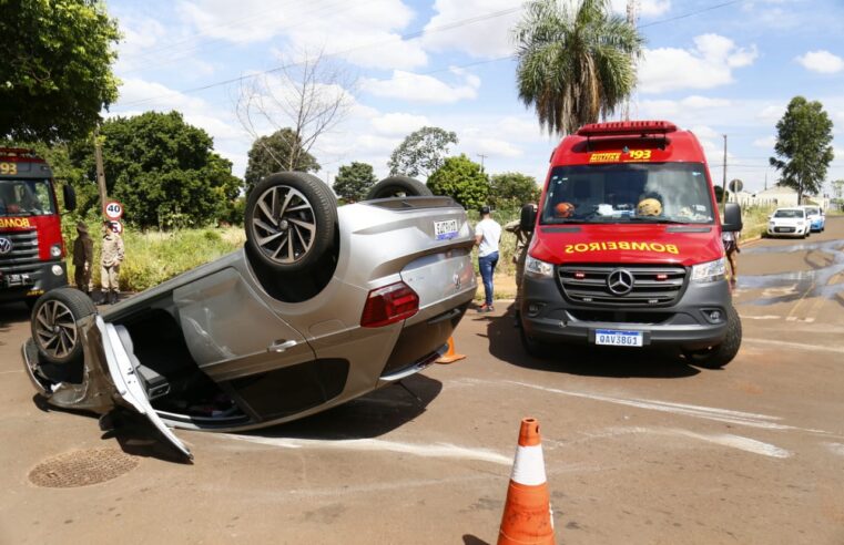 Após bater em veículo estacionado, jovem capota carro no Jardim Seminário