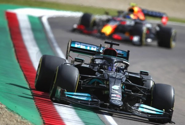 Hamilton brilha em Ímola e conquista pole 99 na F1. Pérez bate Verstappen e larga em 2º