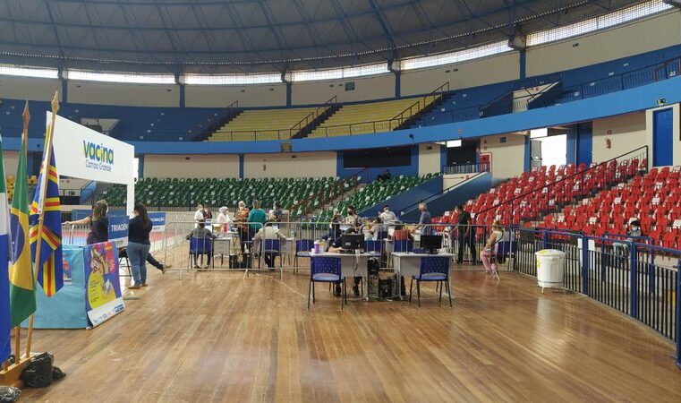 Tempo frio ‘derruba’ movimento e pontos de vacinação ficam vazios em Campo Grande