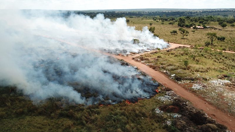 Incêndio atinge lixão e sem Bombeiros em cidade, empresa usa caminhão pipa para controlar fogo em MS