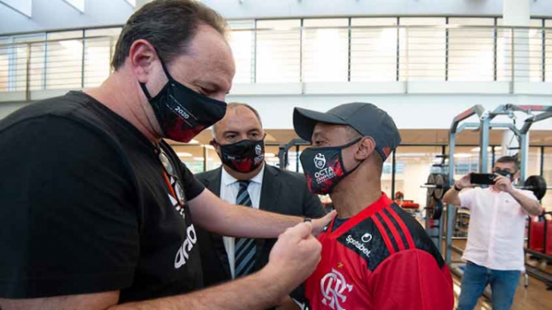 De volta ao Brasil, Robson Nascimento realiza sonho, visita o CT e conhece o elenco do Flamengo