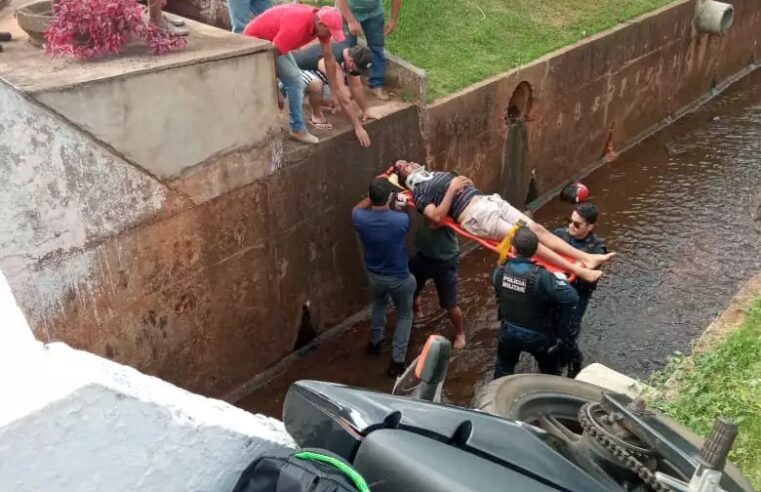 Carro e motocicleta sofrem acidente na Rua Sebastião Leal