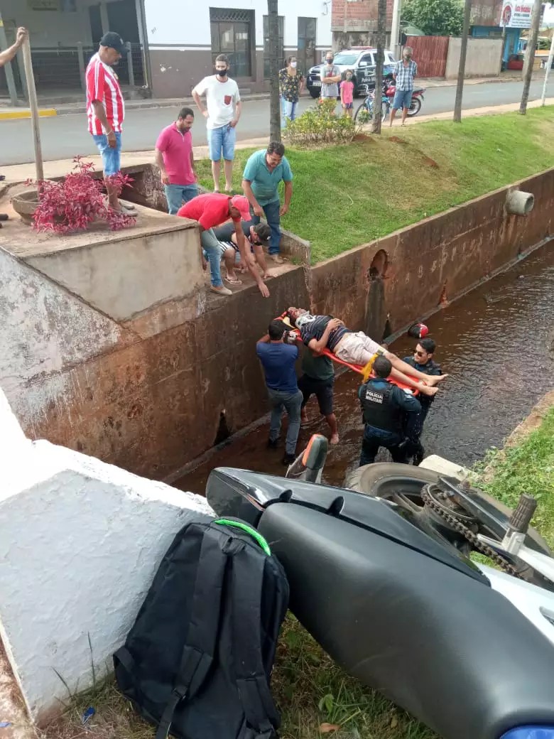 Carro e motocicleta sofrem acidente na Rua Sebastião Leal