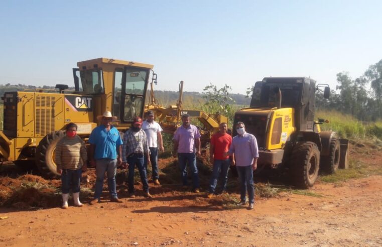 Prefeitura realiza patrolamento e cascalhamento em estrada do Córrego do Cedro