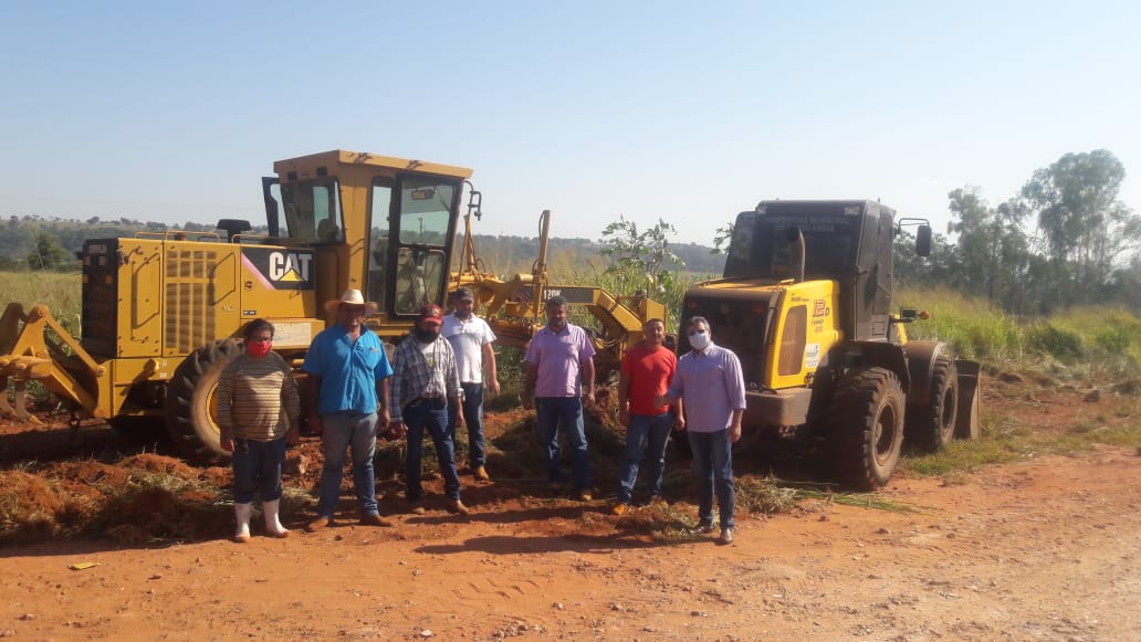 Prefeitura realiza patrolamento e cascalhamento em estrada do Córrego do Cedro