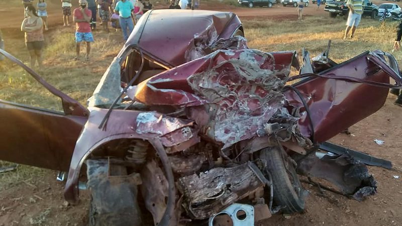 Homem morre após colisão com carreta em rodovia