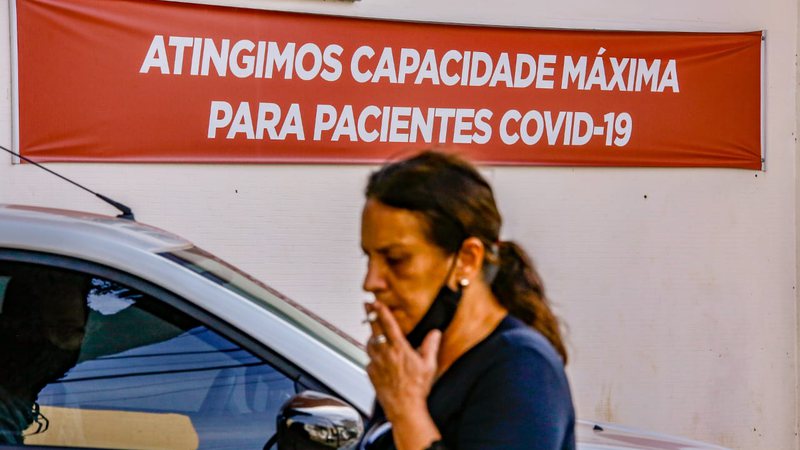 Com recorde de casos de covid, hospitais de Campo Grande usam faixas para alertar população