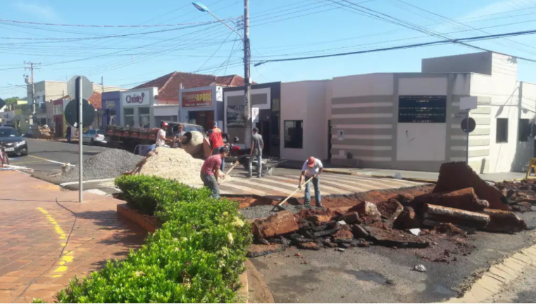 Prefeitura Municipal faz reparos na esquina da Praça São José