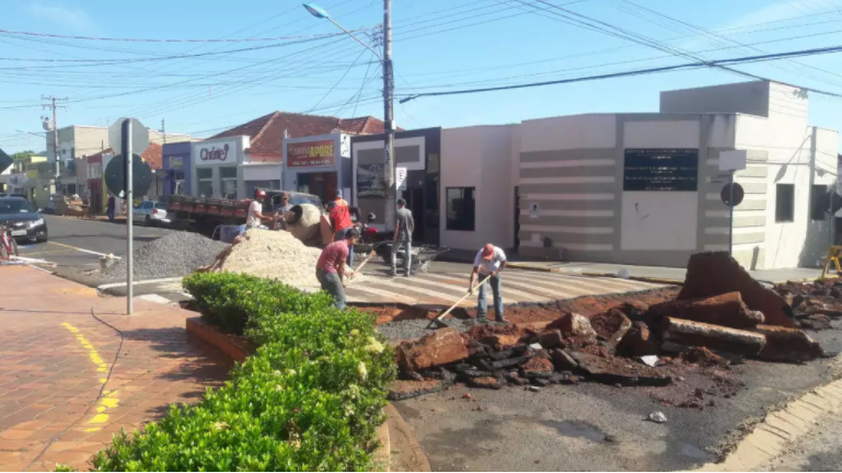 Prefeitura Municipal faz reparos na esquina da Praça São José