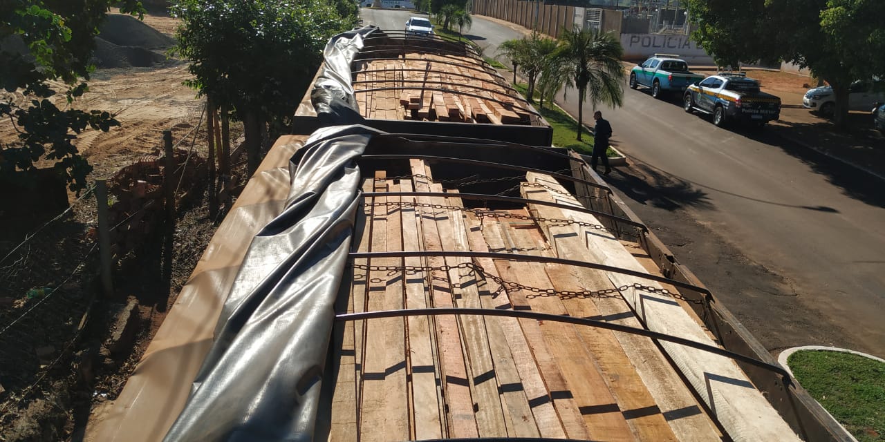 PMA de Aparecida do Taboado autua Paranaense em R$ 14,6 mil detido por Policiais Militares de Paranaíba com carga de madeira ilegal e apreende carreta com 49 m³ de madeira