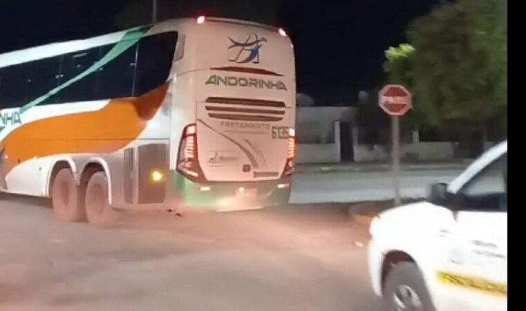 Ônibus teve de ser alugado para levar flagrados em festa clandestina, entre eles militares da Marinha, para a delegacia