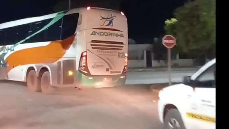 Ônibus teve de ser alugado para levar flagrados em festa clandestina, entre eles militares da Marinha, para a delegacia