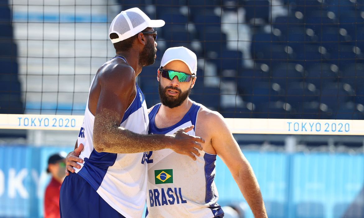 Evandro e Bruno Schmidt seguem invictos no vôlei de praia