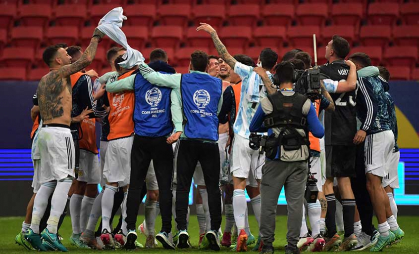 Goleiro Martínez brilha, Argentina bate Colômbia nos pênaltis e enfrenta o Brasil na final da Copa América