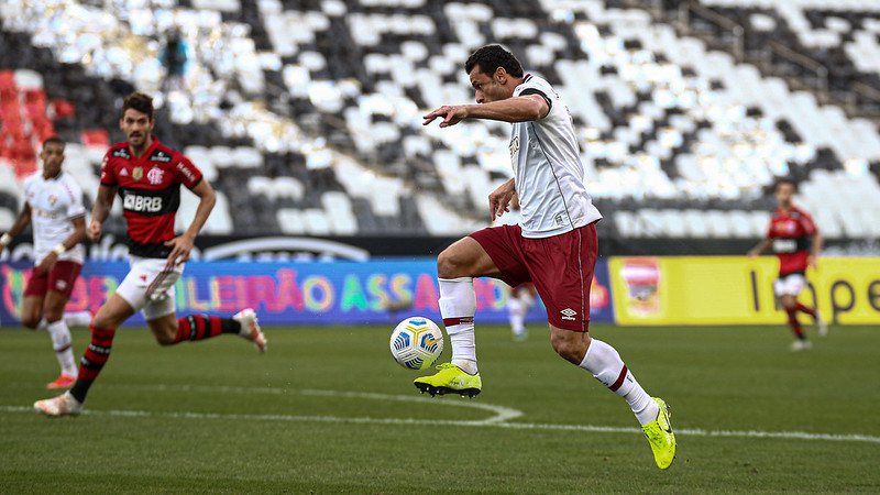 Em São Paulo, Fluminense usa contra-ataque e vence o Flamengo com gol no final