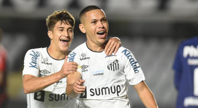 Santos vence o Athletico-PR na Vila e entra no G6 do Brasileirão