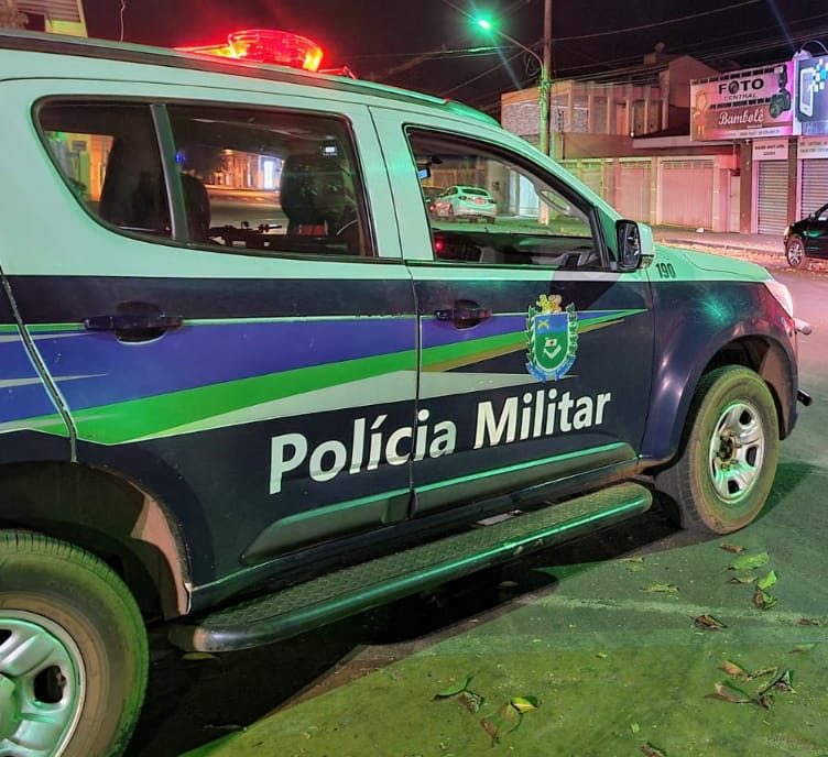 Polícia Militar prende mulher portando crack e conduz suspeito de tráfico de drogas para a delegacia em Paranaíba