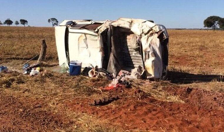 Motorista desvia de ema, capota e crianças são socorridas em estado grave em MS