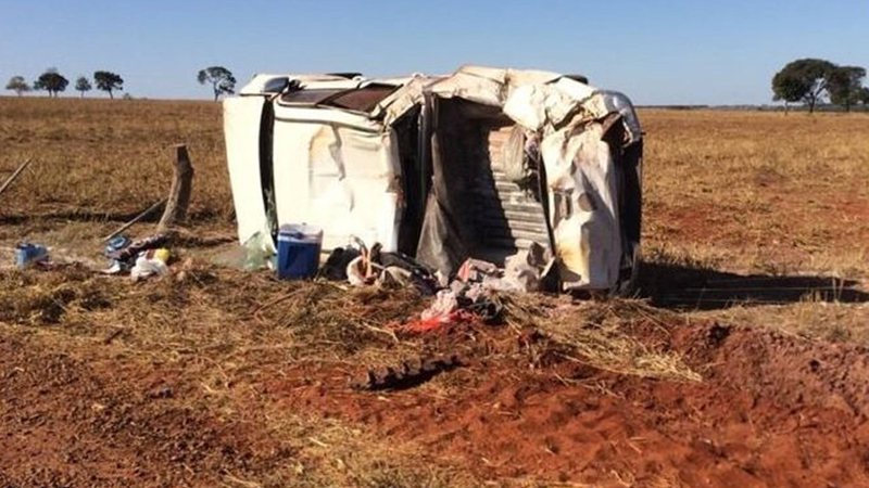 Motorista desvia de ema, capota e crianças são socorridas em estado grave em MS