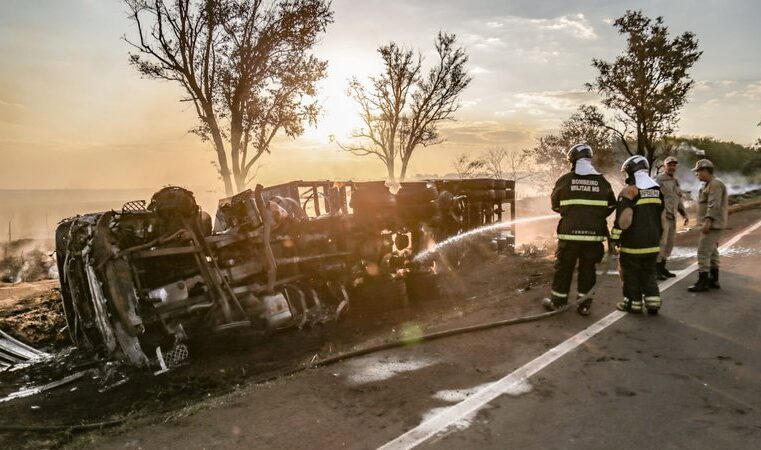 Paciente e motorista morrem em acidente com ambulância e caminhão carregado de milho na BR-163