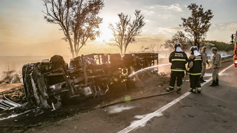 Paciente e motorista morrem em acidente com ambulância e caminhão carregado de milho na BR-163