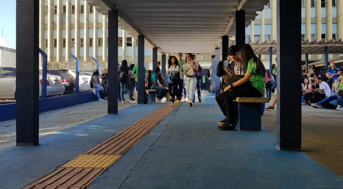 Para volta do presencial, escolas estaduais de Campo Grande antecipam em 10 minutos entrada de alunos