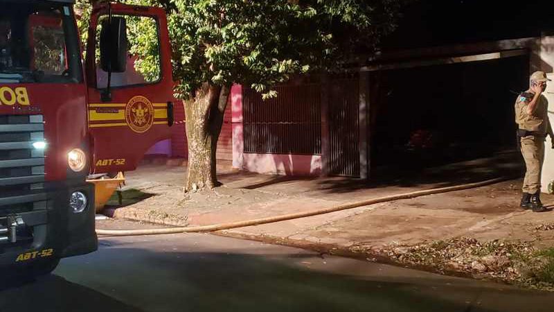 ‘Mamãe, está pegando fogo’: Mulher e filho se esconderam no banheiro onde idosa acabou morta carbonizada