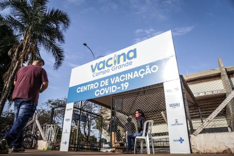 Fake news circula até na fila e ‘sommeliers’ atrapalham vacinação em Campo Grande