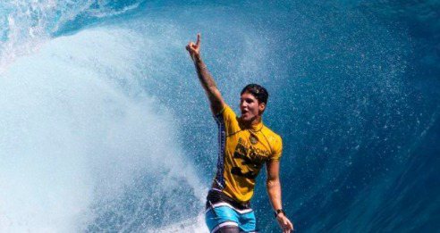 Gabriel Medina leva susto, mas ganha bateria e também vai às oitavas no surfe